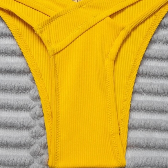 Bikini - Picture 2 of 5